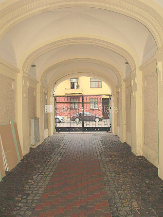 Pagalma ēka, labiekārtots apzaļumots pagalms, slēgts pagalms, ieeja no pagalma, pagalmā bērnu Rīga - foto 13