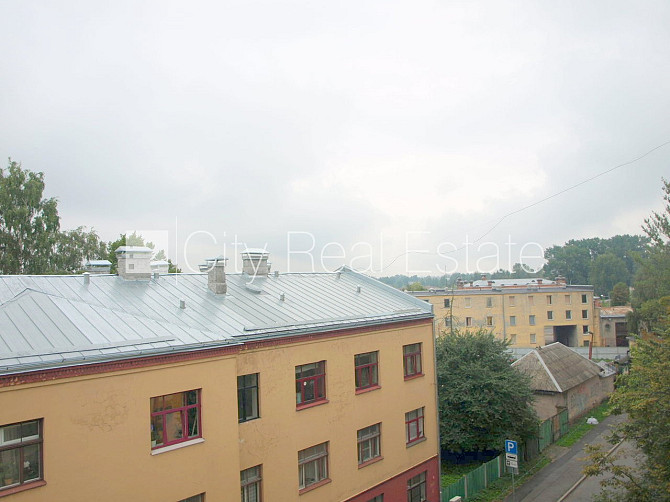Pagalma ēka, labiekārtots apzaļumots pagalms, slēgts pagalms, ieeja no pagalma, pagalmā bērnu Rīga - foto 2