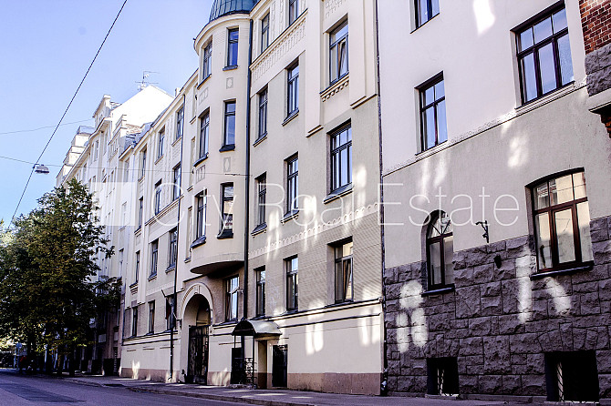 Pagalma māja, renovēta māja, slēgts pagalms, ieeja no pagalma, ir lifts, kāpņu telpa pēc Rīga - foto 12