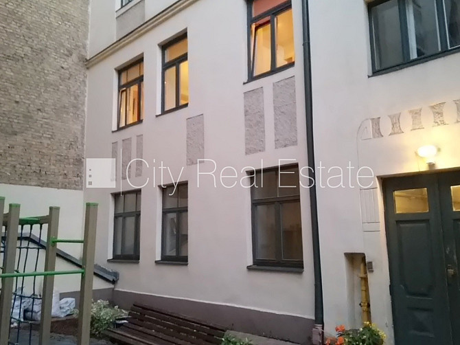 Pagalma māja, renovēta māja, slēgts pagalms, ieeja no pagalma, ir lifts, kāpņu telpa pēc Rīga - foto 11