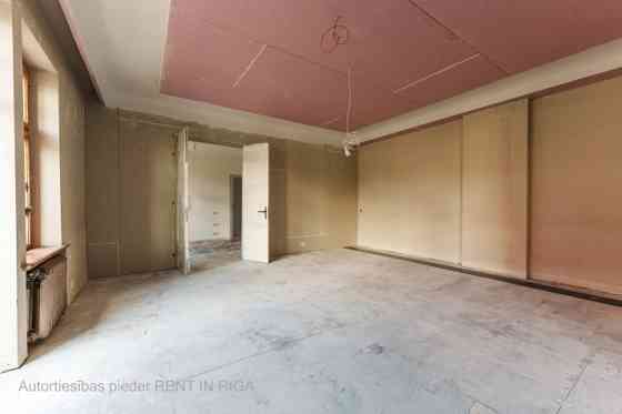 Apartment for sale on Skolas Street 22 with a fantastic balcony facing Skolas Street.  The apartment Rīga