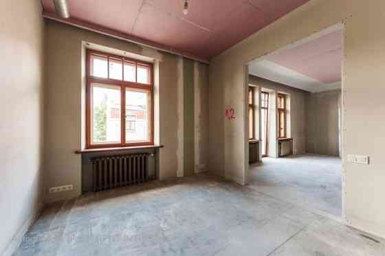 Apartment for sale on Skolas Street 22 with a fantastic balcony facing Skolas Street.  The apartment Rīga