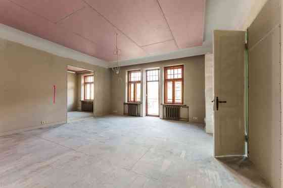 Apartment for sale on Skolas Street 22 with a fantastic balcony facing Skolas Street.  The apartment Rīga