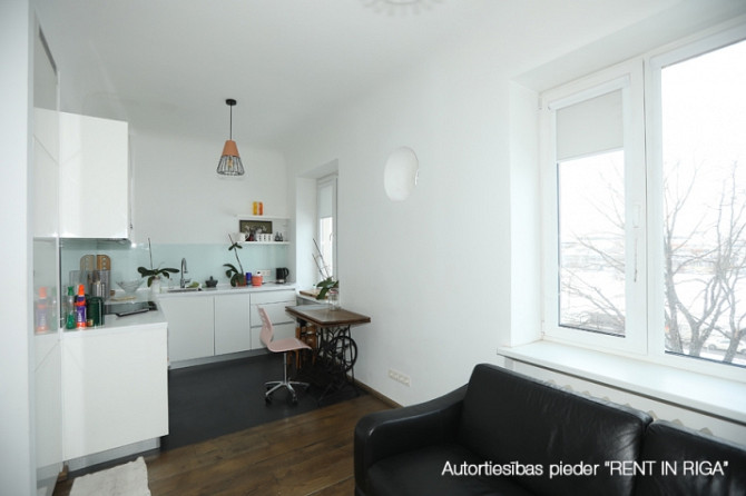 Ilgtermiņā izīrē gaišu, kompaktu 2 istabu dzīvokli Klusajā centrā ar brīnišķīgu skatu Rīga - foto 1