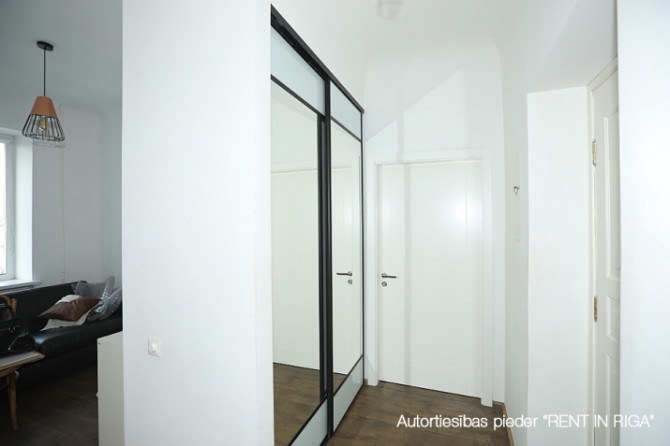 Ilgtermiņā izīrē gaišu, kompaktu 2 istabu dzīvokli Klusajā centrā ar brīnišķīgu skatu Rīga - foto 7