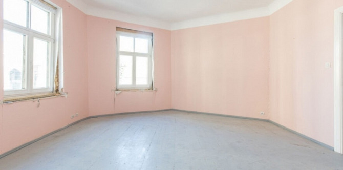 Pārdod neremontētu 3 istabu dzīvokli renovētā koka mājā ar logiem uz dienvidu pusi. Rīga - foto 1