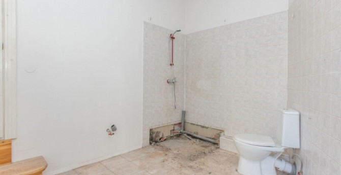 Pārdod neremontētu 3 istabu dzīvokli renovētā koka mājā ar logiem uz dienvidu pusi. Rīga - foto 6