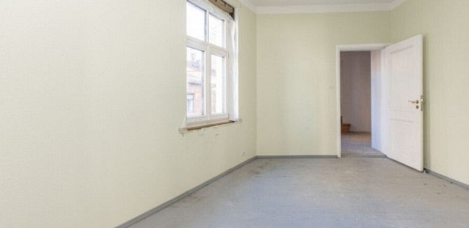 Pārdod neremontētu 3 istabu dzīvokli renovētā koka mājā ar logiem uz dienvidu pusi. Rīga - foto 3