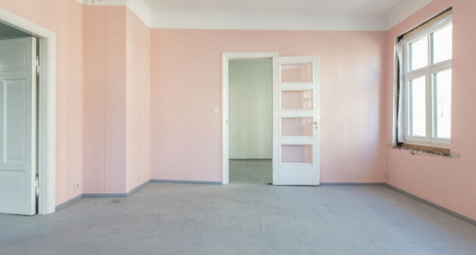 Pārdod neremontētu 3 istabu dzīvokli renovētā koka mājā ar logiem uz dienvidu pusi. Rīga - foto 2