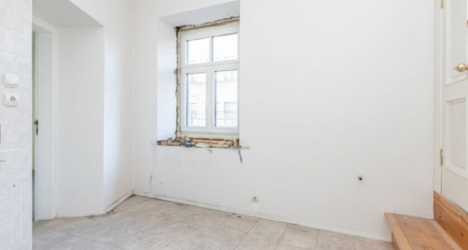 Pārdod neremontētu 3 istabu dzīvokli renovētā koka mājā ar logiem uz dienvidu pusi. Rīga - foto 4