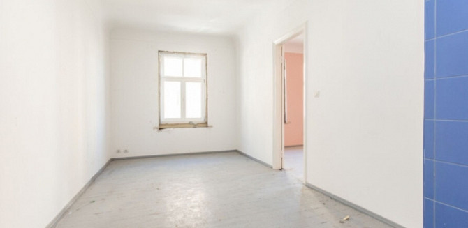Pārdod neremontētu 3 istabu dzīvokli renovētā koka mājā ar logiem uz dienvidu pusi. Rīga - foto 5