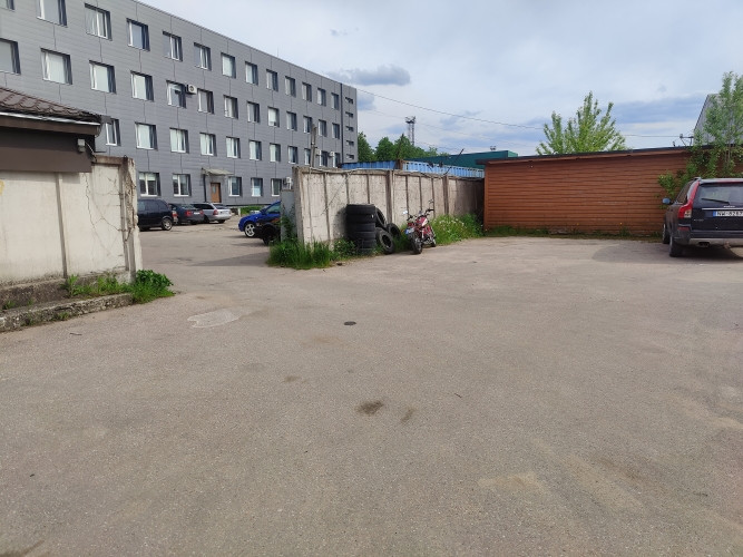 Iznomā asfaltētu laukumu.  Teritorijā video novērošana. Iespēja blakus ēkā nomāt Рига - изображение 1