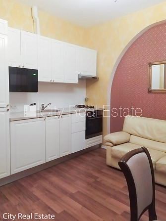 Fasādes māja, ieeja no ielas, ir lifts, kāpņu telpa pēc kapitālā remonta, studio tipa, Rīga - foto 2