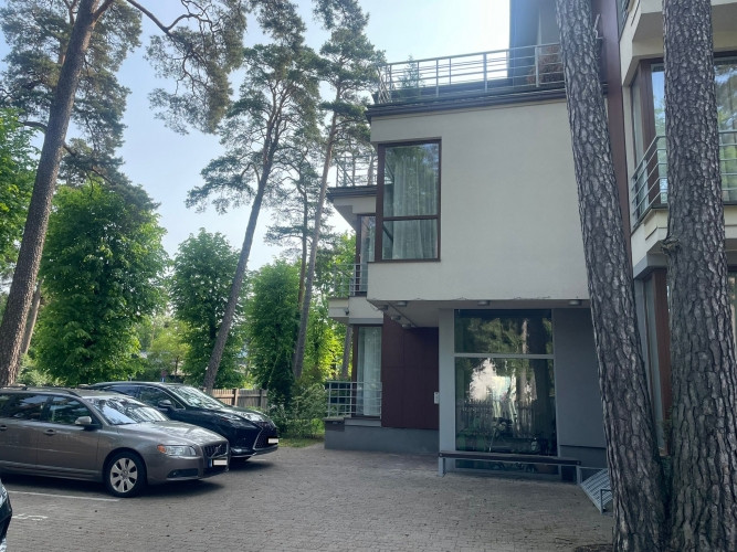 Tiek izīrēts gaišs un mājīgs 4-istabu dzīvoklis jaunbūvē. Īres cena ietilpst 2 stāvvietas Jūrmala - foto 2