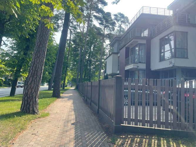 Tiek izīrēts gaišs un mājīgs 4-istabu dzīvoklis jaunbūvē. Īres cena ietilpst 2 stāvvietas Jūrmala - foto 1