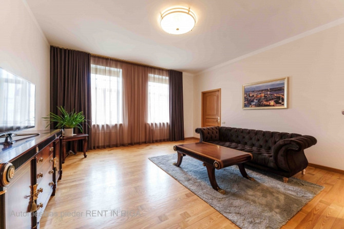 Izīrē elegantu 5-istabu dzīvokli Rīgas Klusajā centrā  vēstniecību rajonā  Tiek izīrēts Rīga - foto 1