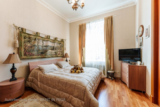Pārdošanā elegants 3 istabu dzīvoklis ar augstiem griestiem Rīgas klusajā centrā Tiek Rīga - foto 7