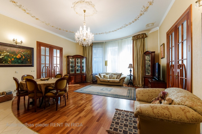 Pārdošanā elegants 3 istabu dzīvoklis ar augstiem griestiem Rīgas klusajā centrā Tiek Rīga - foto 1