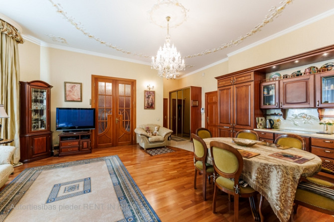 Pārdošanā elegants 3 istabu dzīvoklis ar augstiem griestiem Rīgas klusajā centrā Tiek Rīga - foto 3