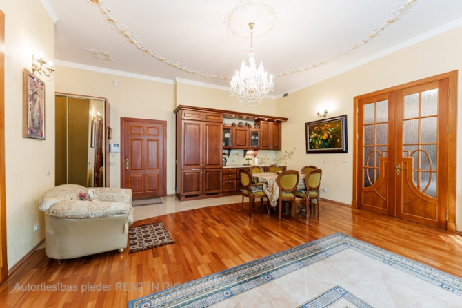 Pārdošanā elegants 3 istabu dzīvoklis ar augstiem griestiem Rīgas klusajā centrā Tiek Rīga - foto 2