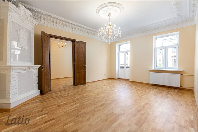 Tiek izīrēts dzīvoklis renovētā mājā pašā pilsētas centrā. Līdzās veikali, Rīga - foto 3