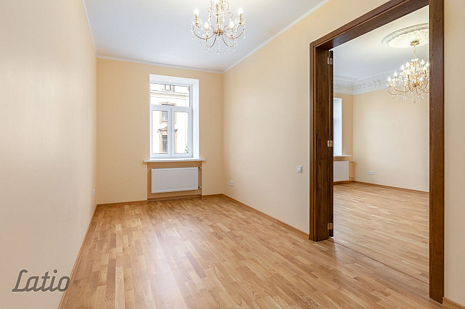 Tiek izīrēts dzīvoklis renovētā mājā pašā pilsētas centrā. Līdzās veikali, Rīga - foto 4