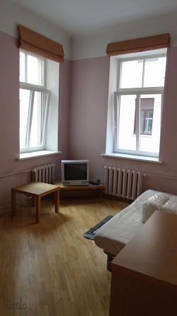 Tiek izīrēts dzīvoklis renovētā mājā pašā pilsētas centrā. Līdzās veikali, Rīga - foto 2