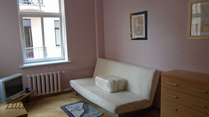 Tiek izīrēts dzīvoklis renovētā mājā pašā pilsētas centrā. Līdzās veikali, Rīga - foto 1