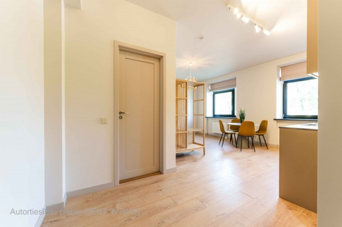 Mūsdienīgs un līdz detaļām pārdomāts studio tipa dzīvoklis Lielirbes ielā 9a  lokācijā, Rīga - foto 8