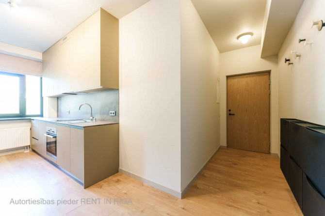 Mūsdienīgs un līdz detaļām pārdomāts studio tipa dzīvoklis Lielirbes ielā 9a  lokācijā, Rīga - foto 9