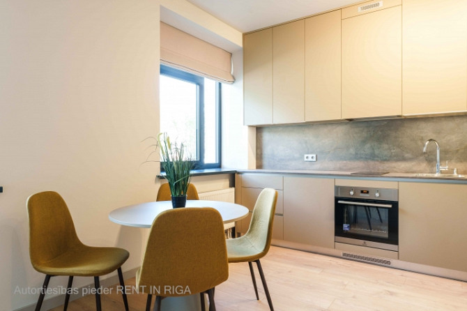 Mūsdienīgs un līdz detaļām pārdomāts studio tipa dzīvoklis Lielirbes ielā 9a  lokācijā, Rīga - foto 2