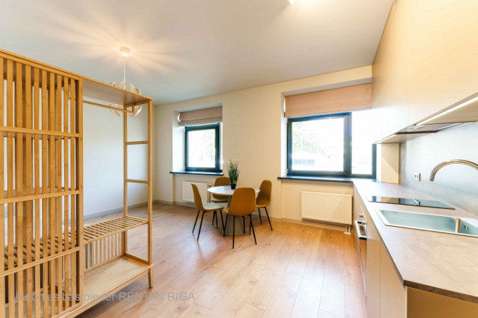 Mūsdienīgs un līdz detaļām pārdomāts studio tipa dzīvoklis Lielirbes ielā 9a  lokācijā, Rīga - foto 7