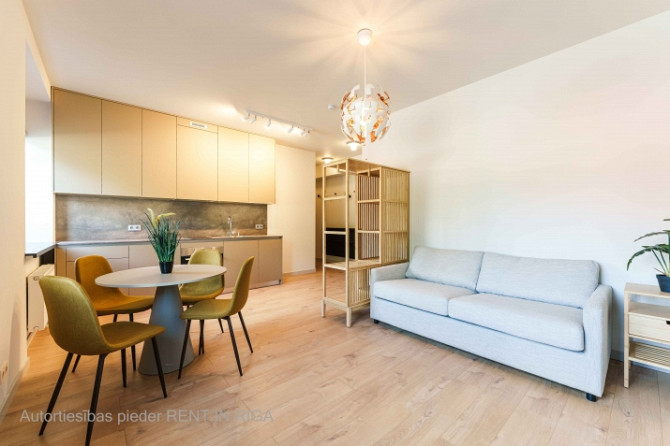 Mūsdienīgs un līdz detaļām pārdomāts studio tipa dzīvoklis Lielirbes ielā 9a  lokācijā, Rīga - foto 5