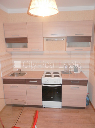 Ieeja no pagalma, ir lifts, kāpņu telpa pēc kosmētiskā remonta, lodžija 7 m2, logi vērsti Rīga - foto 8