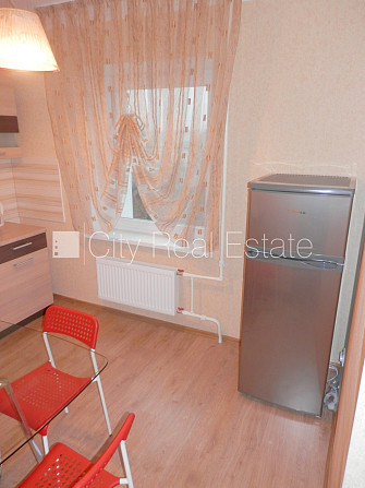 Ieeja no pagalma, ir lifts, kāpņu telpa pēc kosmētiskā remonta, lodžija 7 m2, logi vērsti Rīga - foto 11