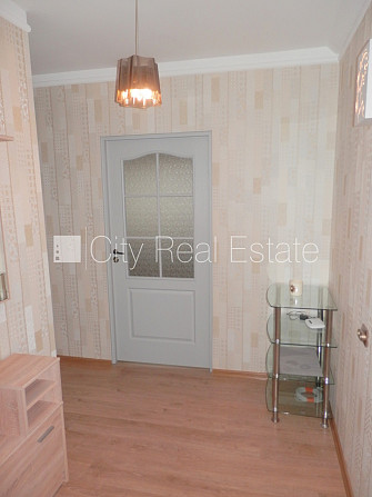 Ieeja no pagalma, ir lifts, kāpņu telpa pēc kosmētiskā remonta, lodžija 7 m2, logi vērsti Rīga - foto 13