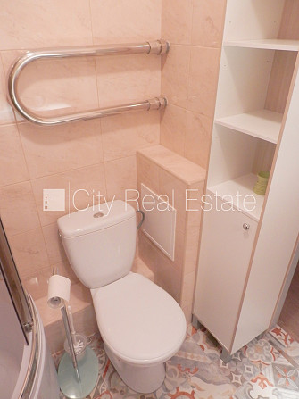 Ieeja no pagalma, ir lifts, kāpņu telpa pēc kosmētiskā remonta, lodžija 7 m2, logi vērsti Rīga - foto 17