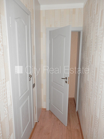 Ieeja no pagalma, ir lifts, kāpņu telpa pēc kosmētiskā remonta, lodžija 7 m2, logi vērsti Rīga - foto 6