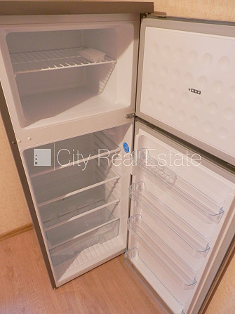 Ieeja no pagalma, ir lifts, kāpņu telpa pēc kosmētiskā remonta, lodžija 7 m2, logi vērsti Rīga - foto 12