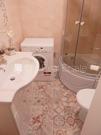 Ieeja no pagalma, ir lifts, kāpņu telpa pēc kosmētiskā remonta, lodžija 7 m2, logi vērsti Rīga - foto 15