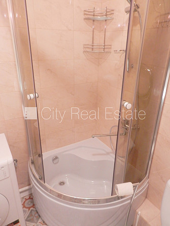 Ieeja no pagalma, ir lifts, kāpņu telpa pēc kosmētiskā remonta, lodžija 7 m2, logi vērsti Rīga - foto 18