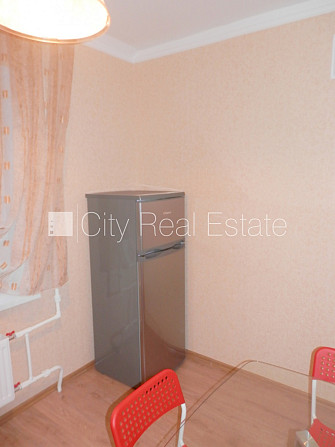 Ieeja no pagalma, ir lifts, kāpņu telpa pēc kosmētiskā remonta, lodžija 7 m2, logi vērsti Rīga - foto 10