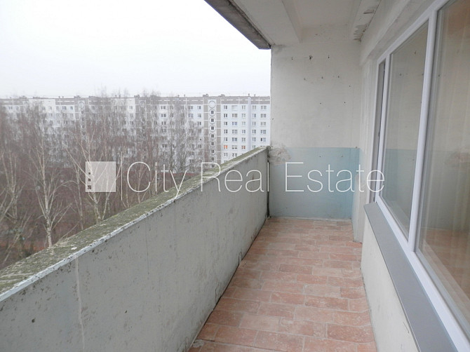 Ieeja no pagalma, ir lifts, kāpņu telpa pēc kosmētiskā remonta, lodžija 7 m2, logi vērsti Rīga - foto 5