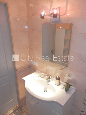 Ieeja no pagalma, ir lifts, kāpņu telpa pēc kosmētiskā remonta, lodžija 7 m2, logi vērsti Rīga - foto 20