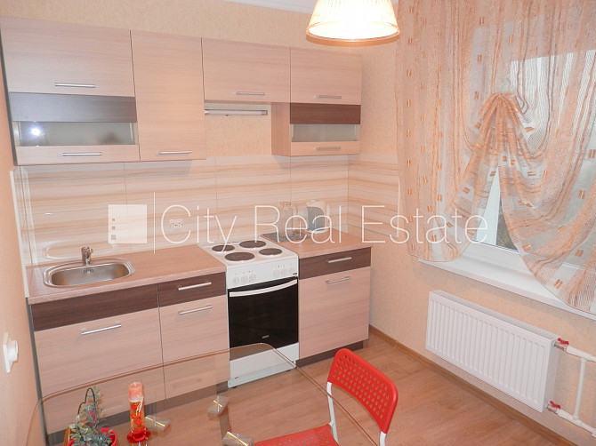 Ieeja no pagalma, ir lifts, kāpņu telpa pēc kosmētiskā remonta, lodžija 7 m2, logi vērsti Rīga - foto 7