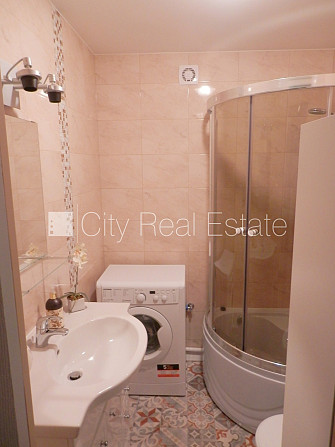 Ieeja no pagalma, ir lifts, kāpņu telpa pēc kosmētiskā remonta, lodžija 7 m2, logi vērsti Rīga - foto 14
