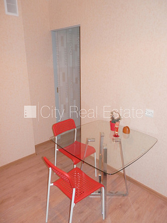 Ieeja no pagalma, ir lifts, kāpņu telpa pēc kosmētiskā remonta, lodžija 7 m2, logi vērsti Rīga - foto 9