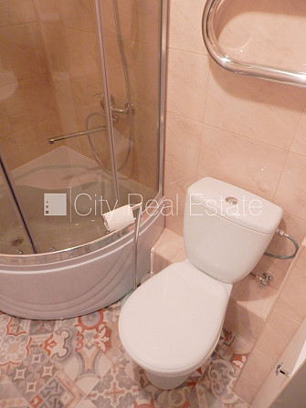 Ieeja no pagalma, ir lifts, kāpņu telpa pēc kosmētiskā remonta, lodžija 7 m2, logi vērsti Rīga - foto 16