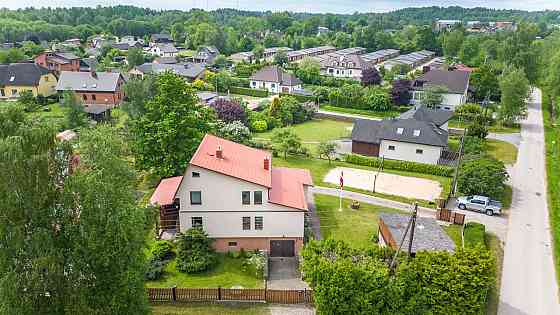 Pārdod plašu un gaišu privātmāju klusā, sakoptā Kuldīgas privātmāju rajonā. 
Īpašuma sastāvs:
Zeme - Kuldīga un Kuldīgas novads