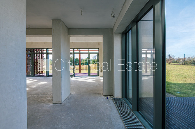 Privātmāja, jaunceltne, labiekārtota apzaļumota teritorija 1600 m2, teritorijas iebrauktuves Jūrmala - foto 11